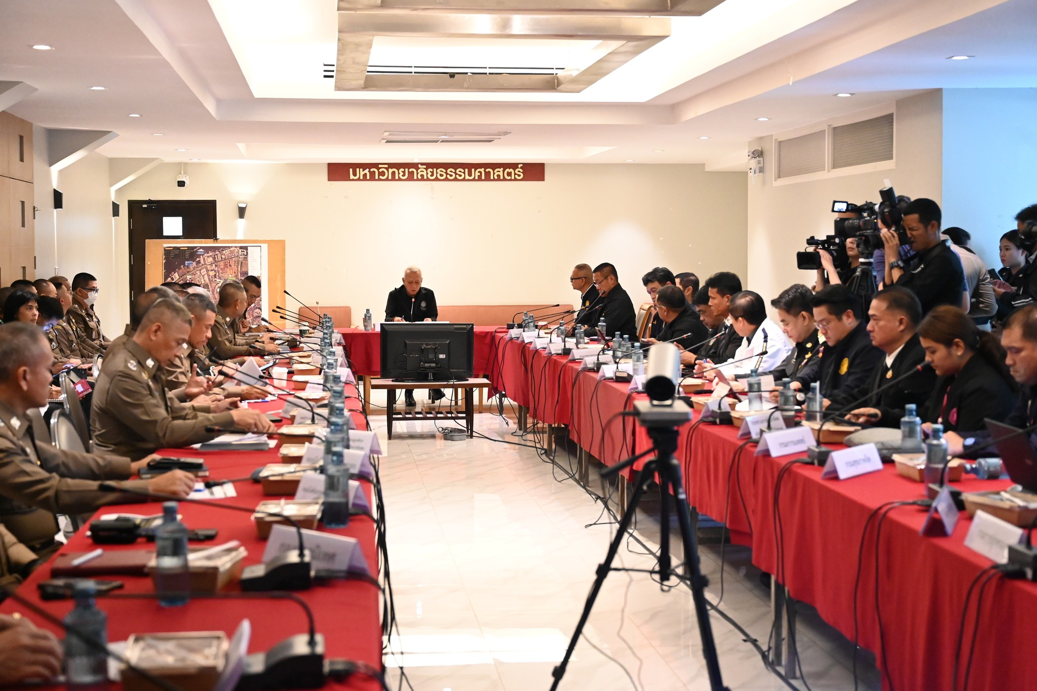 รองนายกรัฐมนตรี ประชุมเตรียมความพร้อมด้านความปลอดภัยและจัดการจราจร รองรับประชาชนที่จะเดินทางมาเข้าเฝ้าทูลละอองธุลีพระบาท เข้าถวายบังคมพระบรมศพ สมเด็จพระนางเจ้าสิริกิติ์ พระบรมราชินีนาถ พระบรมราชชนนีพันปีหลวง