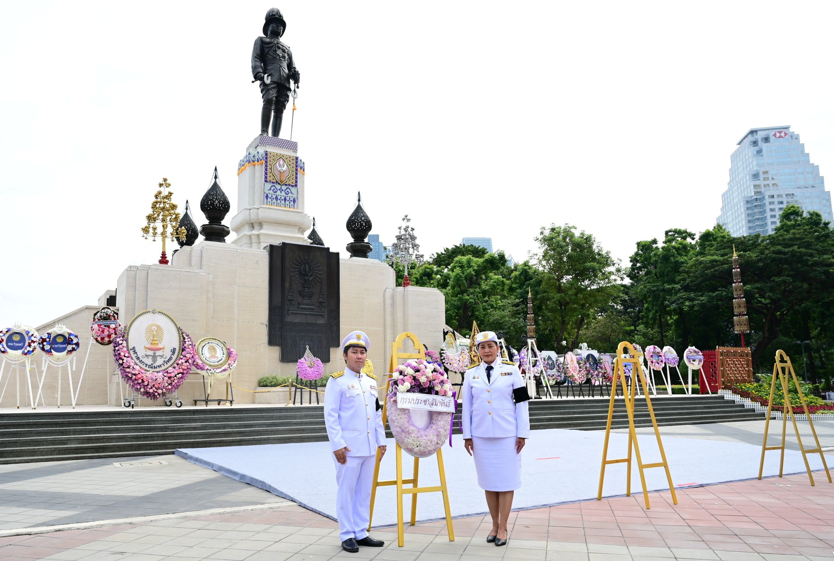 กรมประชาสัมพันธ์ ร่วมวางพวงมาลาถวายราชสักการะพระบาทสมเด็จพระปรเมนทรรามาธิบดีศรีสินทรมหาวชิราวุธ พระมงกุฎเกล้าเจ้าอยู่หัว พระมหาธีรราชเจ้า เนื่องในโอกาสคล้ายวันสวรรคต ครบ ๑๐๐ ปี ๒๕ พฤศจิกายน ๒๕๖๘ ณ พระบรมราชานุสรณ์ ลานหน้าสวนลุมพินี กรุงเทพมหานคร